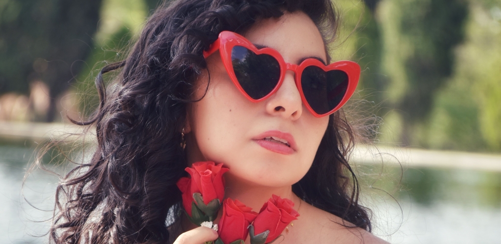 Frau mit herzfoermiger Brille